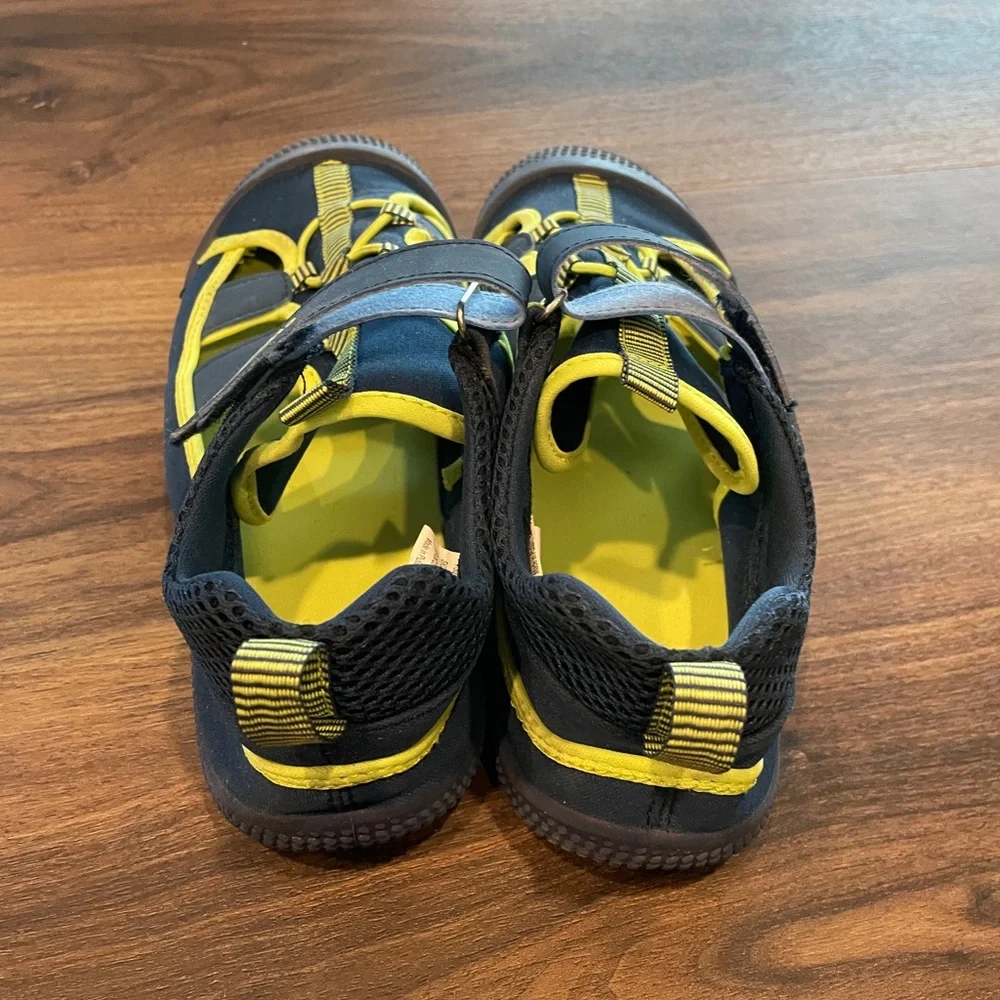 Everest youth size 6 water shoes. Navy/yellow.  Rubber toe, soft sole. Like new.